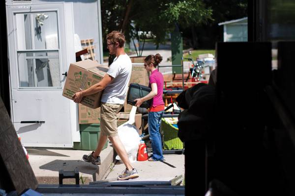 Megan Seefeld and Steven Seefeld move into their apartment on Saturday August 1st, 2009, on 2914 Oakland Street. Photo: Steven Fisher/Iowa State Daily