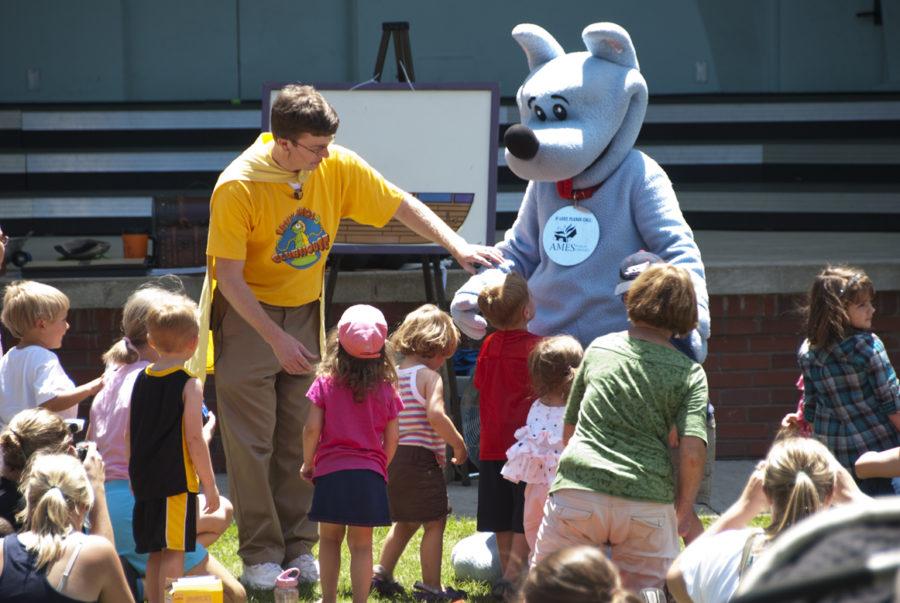 Smiley%2C+Ames+Public+Library+mascot%2C+and+Dan+Wardell+greet+kids+before+the+Reading+Road+Trip+show.