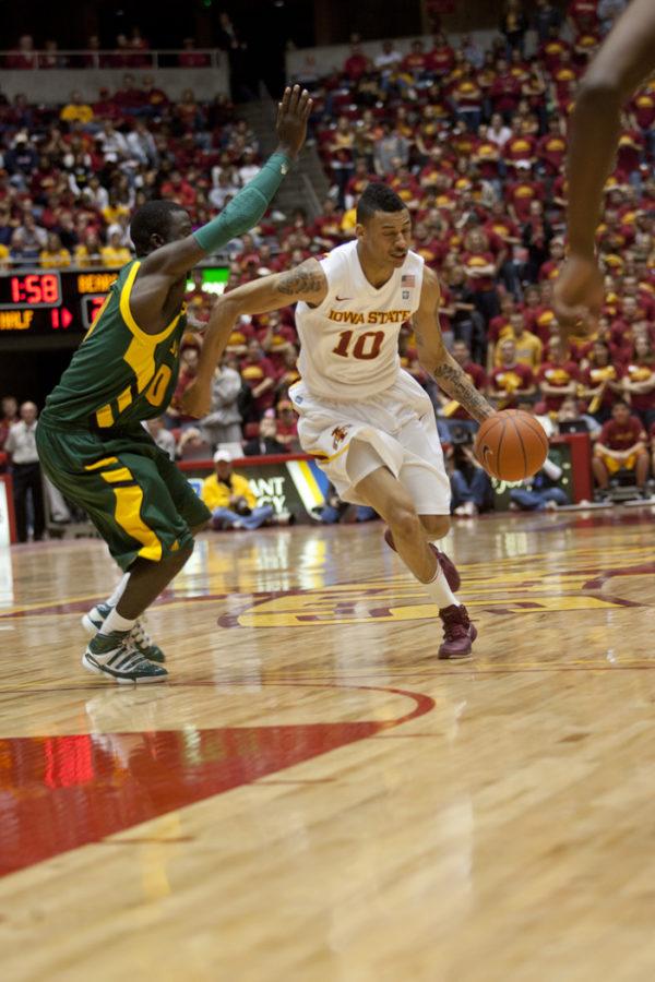 Guard Diante Garrett drives the ball down the court while avoiding a Baylor opponent Saturday, Jan. 15. Garrett scored a total of 16 points throughout the game.