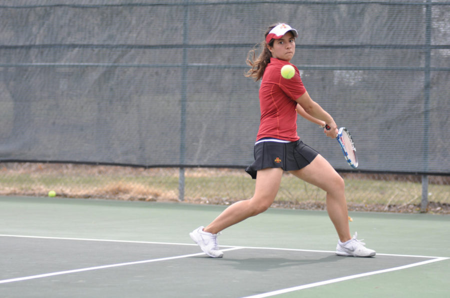 Simona+Cacciuttolo+takes+a+swing+during+the+meet+vs.+Kansas+State+on+Sunday.