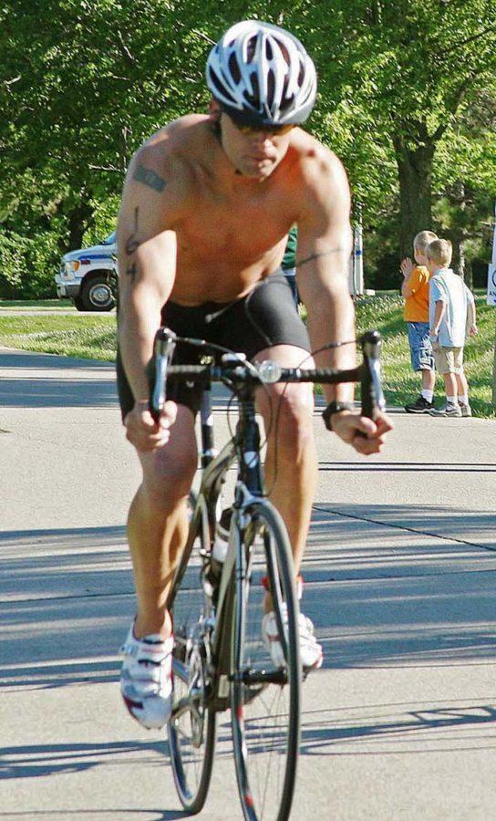 Former University of Iowa football player Tim Dwight competed in
the 2008 Iowa Games triathlon. Dwight, an Iowa City native, has
challenged competitors from across the state to beat him in any of
the 25 events hell compete in.
