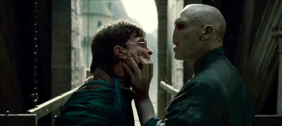 (L-r) DANIEL RADCLIFFE as Harry Potter and RALPH FIENNES as Lord
Voldemort in Warner Bros. Pictures’ fantasy adventure “HARRY POTTER
AND THE DEATHLY HALLOWS – PART 2,” a Warner Bros. Pictures
release.
