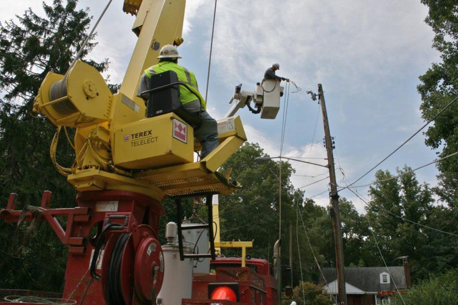 Linemen+from+Alabama+work+tirelessly+to+try+to+restore+power+in%0Aa+neighborhood+in+Silver+Spring%2C+Md.%2C+Aug.+29%2C+2011.+Many+old+trees%0Auprooted+during+Hurricane+Irene+and+knocked+out+power+to+countless%0Ahouseholds.%0A