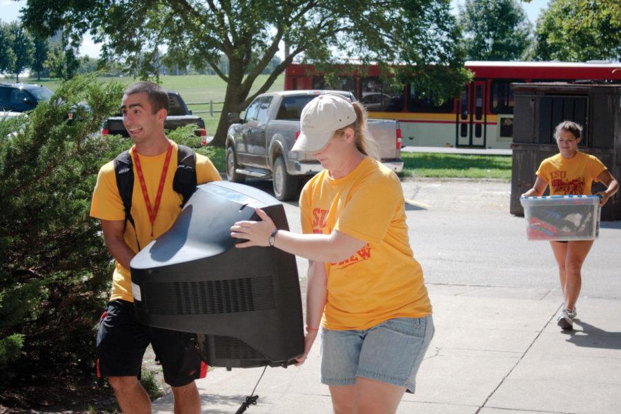 Aaron Razo, freshman in geology, gets help moving his TV into
Wilson Hall from Tammy Steffen, Move-In Crew member and senior in
architecture, on Aug. 17.
