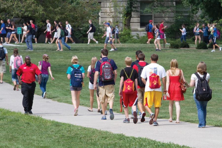 Students enjoy the weather as the fall semester starts on
Monday.
