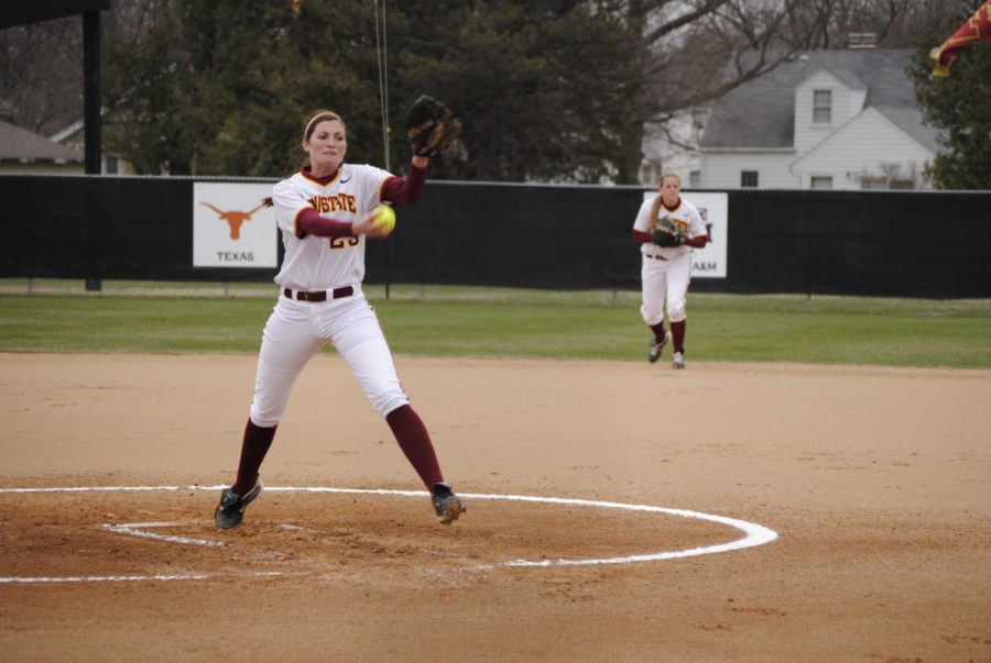 ISU pitcher Lauren Kennewell throws a pitch during game two of Iowa States doubleheader with Minnesota. Kennewell struggled and only lasted 1 2/3 innings in the Cyclones 11-3 loss to Minnesota.