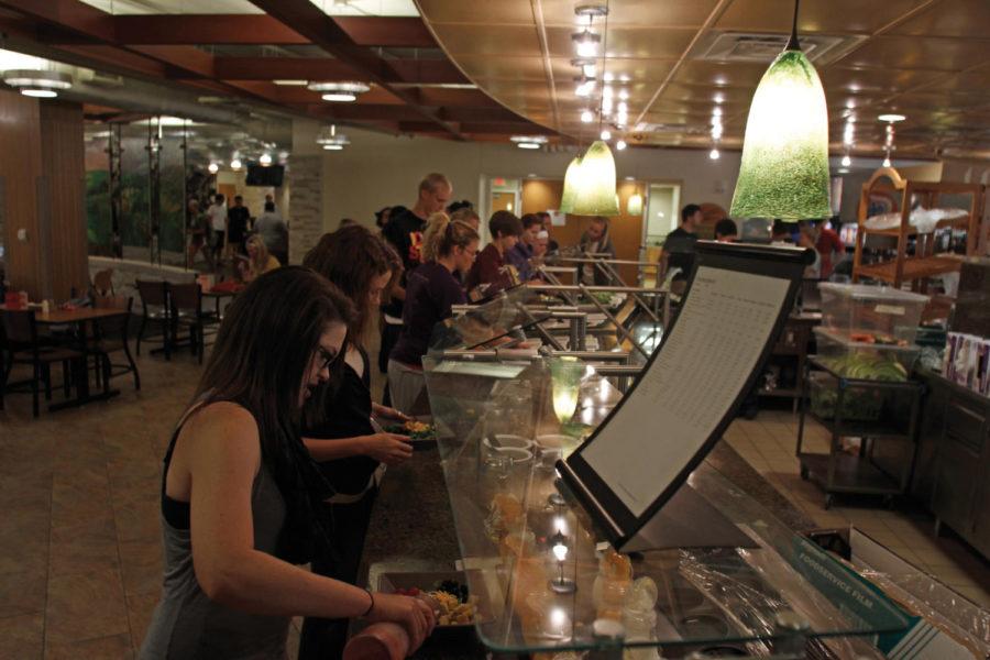 Students fill the salad bar at Seasons Dining Center in
Maple-Willow-Larch residence halls.
