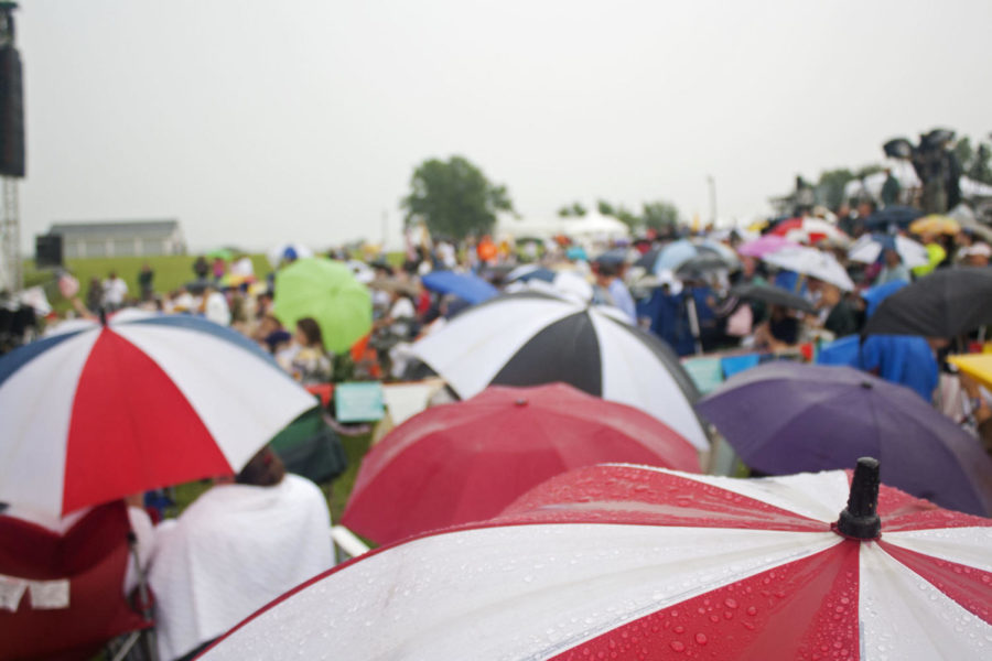 Umbrellas+of+all+shapes+and+sizes+protect+audience+members+from%0Athe+rain+durring+the+Tea+Party+of+Americas+Restoring+America+event%0Aon+Saturday%2C+Sept.+3%2C+2011+in+Indianola.+Ponchos%2C+tarps+and+trash%0Abags+were+also+used+as+protection+from+the+rain.%0A