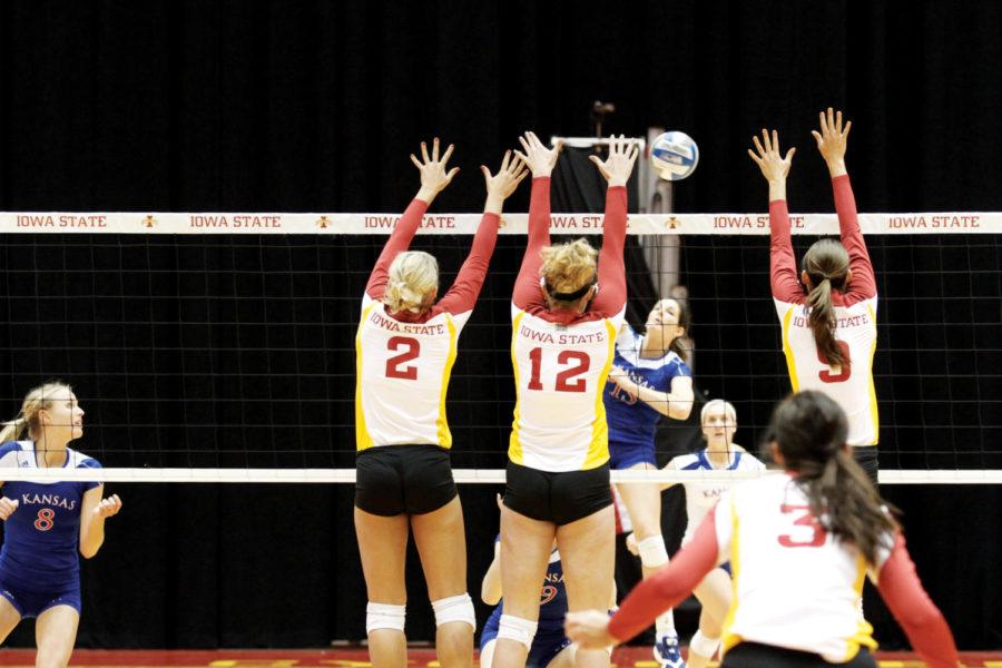 The+ISU+volleyball+team+faced+up+against+Kansas+on+Wednesday%2C%0AOct.+26.+The+Cyclones+swept+the+Jayhawks+3-0%0A