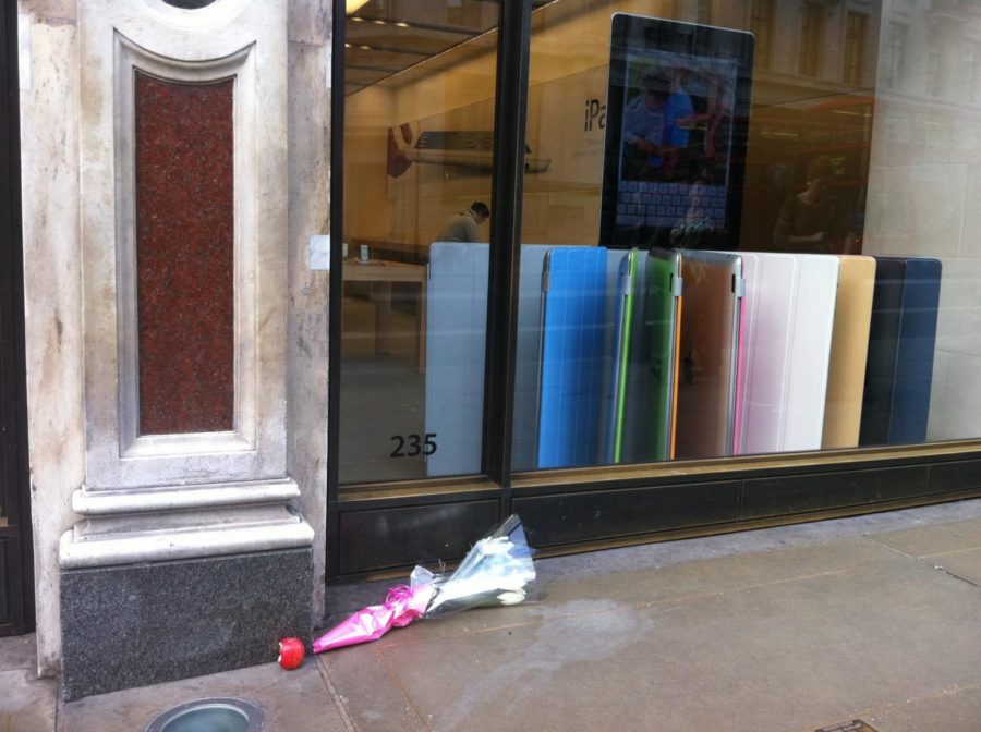 Memorials near the London Apple Store on Regent Street to
remember Steve Jobs.
