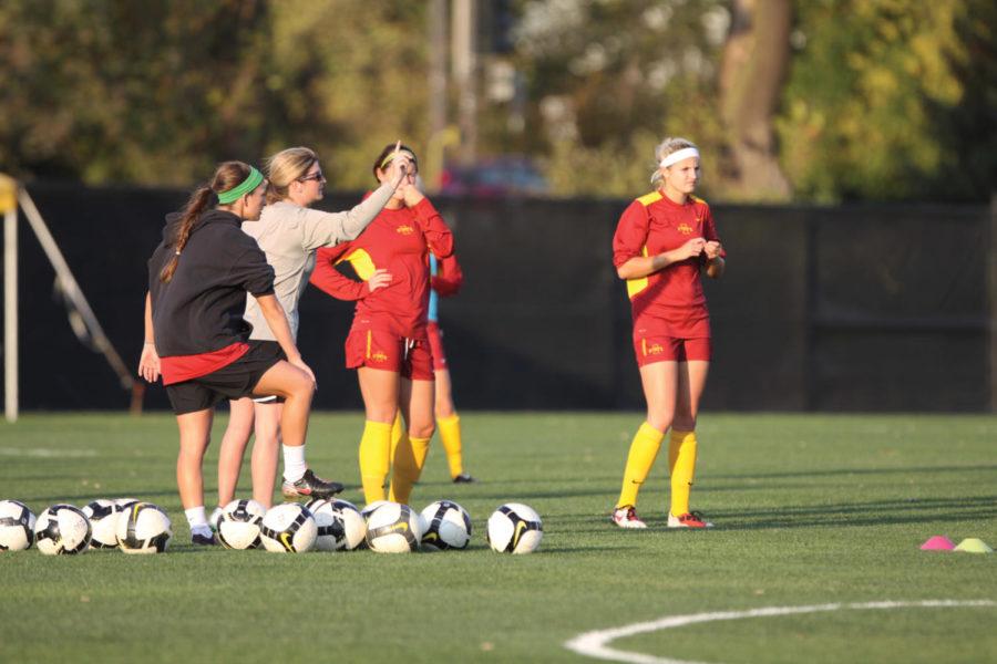 Before facing the top-ranked Cowgirls, the ISU soccer team works
out some last-minute strategies. The Cyclones lost 1-0 to No. 2
Oklahoma State.
