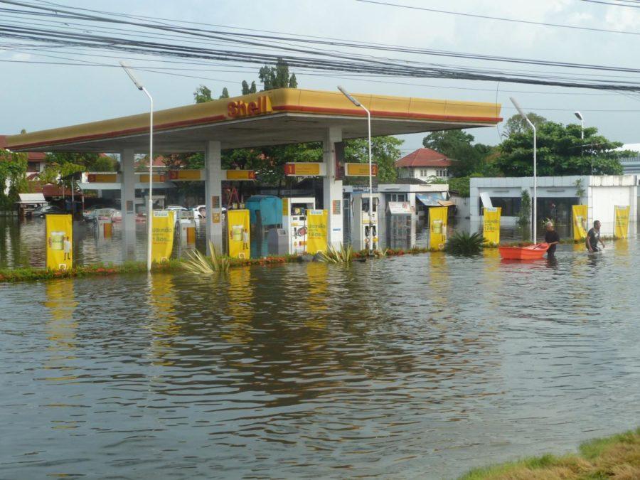 A Shell gas station lies idle in the Bangkok suburb of Sam Khok
on Friday, Oct. 14, 2011. Its been under water for days and
residents fear it could take weeks for the waters to recede.
