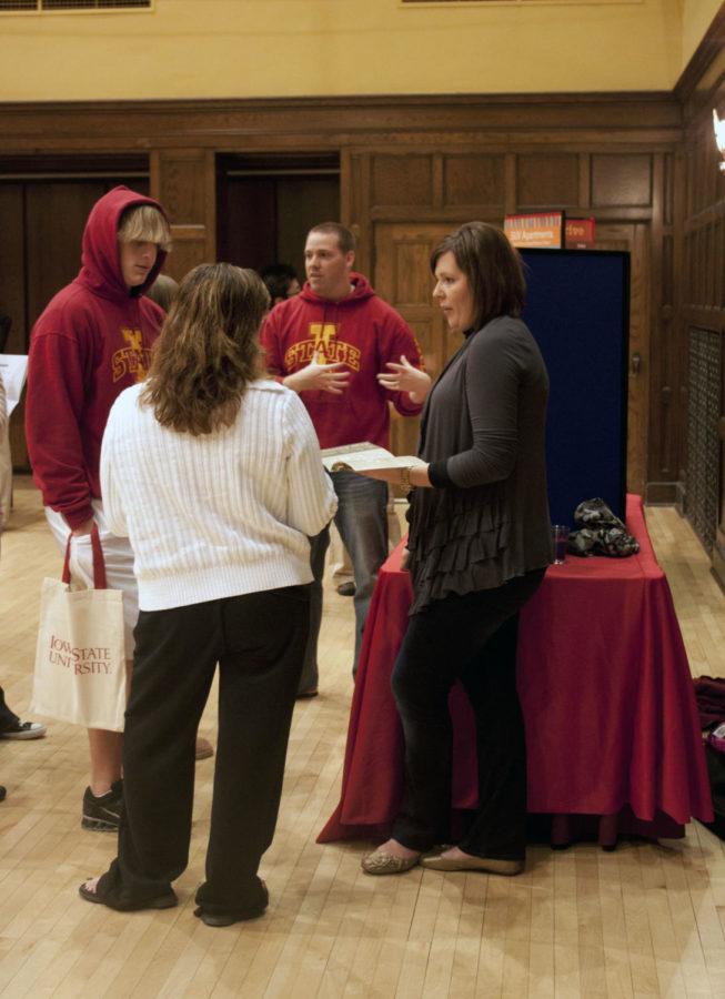 A group of new students and Cyclone Aides discuss adjusting to
life at Iowa State in the Great Hall of the Memorial Union on
Friday, Jan. 6.

