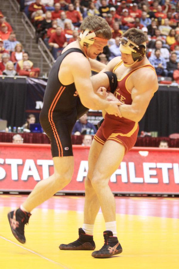 Andrew Sorenson attempts to take down his Oregon State opponent
Joe Latham during the second round of the National Duals held
Sunday. Sorenson defeated Latham 8-3 by decision.
