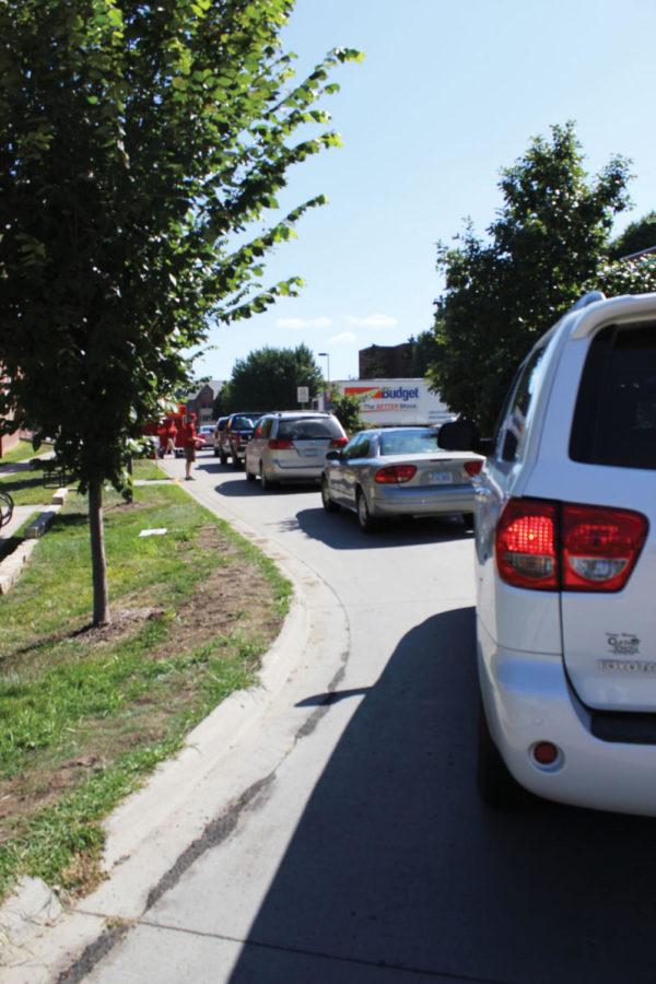 Traffic flows through the Union Drive Association driveway as
new and returning students move in on Aug. 17. 

