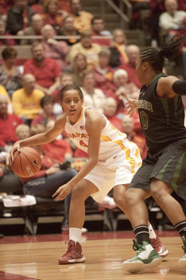 Nikki+Moody+gets+ready+to+pass+the+ball+during+the+66-51+loss+against+No.+1+Baylor.+Moody+finished+the+game+making+only+one+of+her+10+shots.+She+added+five+assists%2C+but+had+10+turnovers.%C2%A0%0A