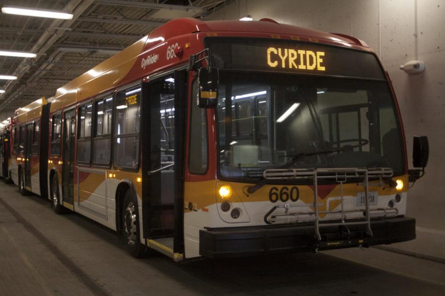 Articulated buses are striking from first view. They feature a curved front face, round LED headlights and a flowing paint job.
