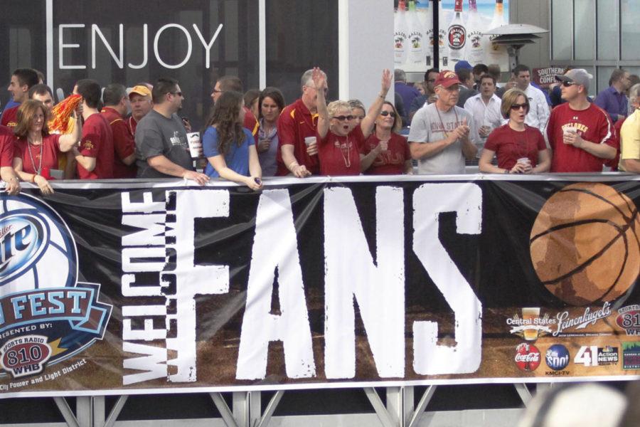 Fans+cheer+during+the+Cyclones+pep+rally%C2%A0March+15%2C+2013%2C%C2%A0at+the+Power+%26amp%3B+Light+District.%0A
