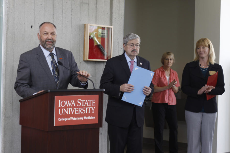 Iowa State President Steven Leath welcomes Governor Terry Branstad and Lieutenant Governor Kim Reynolds.
