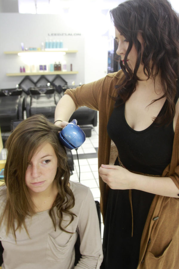 Jenny+Buckhouse%2C+Junior+in+Advertising%2C+gets+her+hair+curled+on+Saturday+June+15th%C2%A0at+Leedz+Salon.