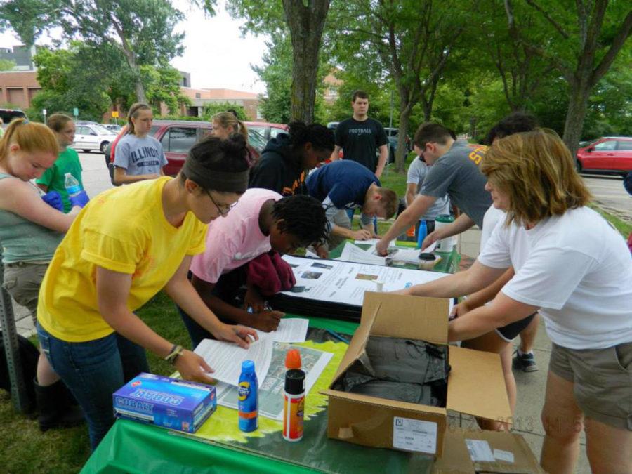 Volunteers register to participate in 2013 College Creek Clean-Up.