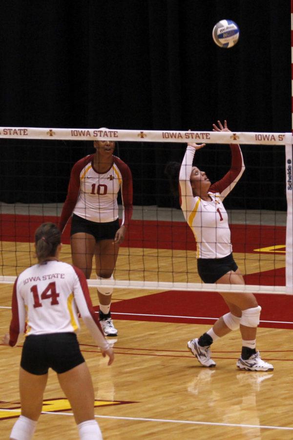 Sophomore Jenelle Hudson sets the ball in the Cardinal and Gold Scrimmage. Hudson was named the starting setter following the scrimmage.
