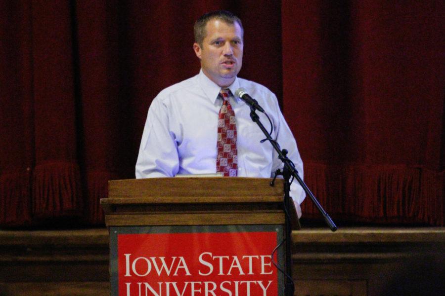 Faculty+senate+member+Tim+Day+talks+to+the+senate+about+the+NCAA+investigation+on+Iowa+State+over+improper+recruiting+on+Sept.+10%2C+2013+in+the+Great+Hall+of+the+Memorial+Union.
