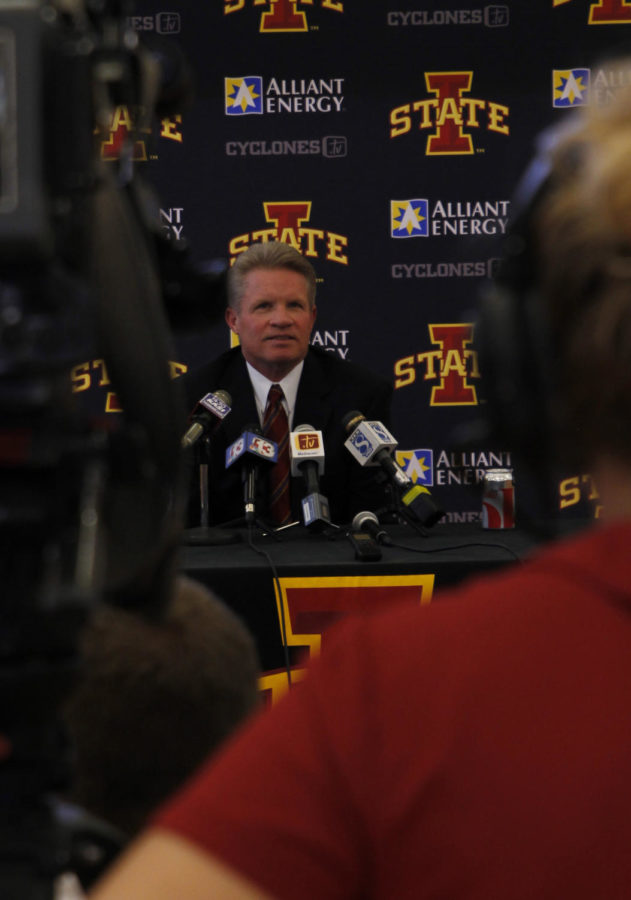 Bill Fennelly address the media at a womens basketball news conference.