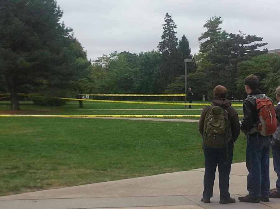 Students+look+out+across+the+blocked+off+area%2C+early+in+the+investigation+of+a+suspicious+item+found+on+campus.