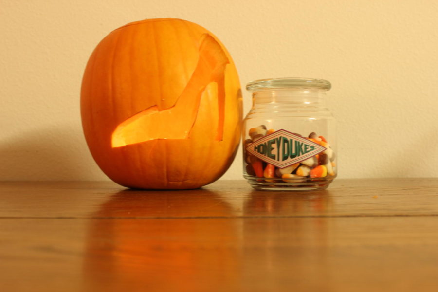 Personalize your Halloween decorations. Instead of just carving a face, spice it up a little by carving out a stiletto. For an easy decoration, clean out an old salsa jar to put candy corn in.