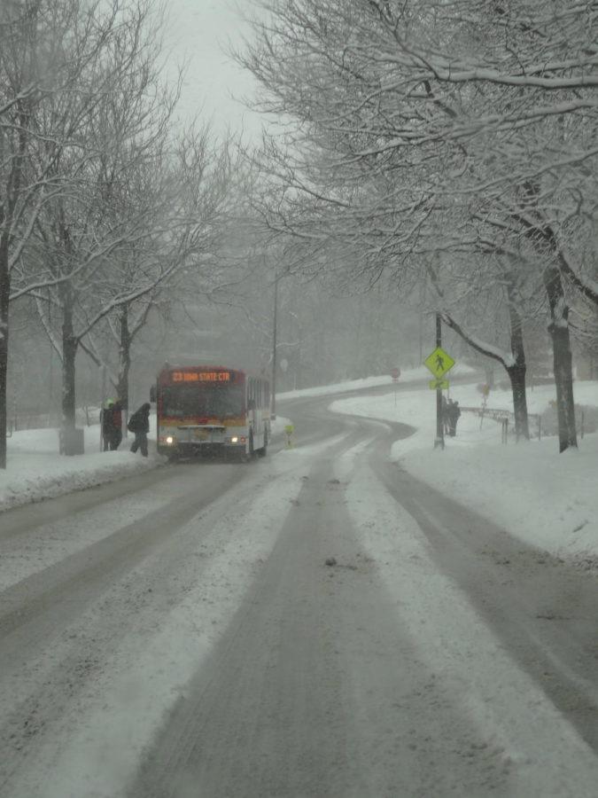 Students+climb+aboard+CyRide+so+they+dont+have+to+walk+to+their+classes+in+the+snowstorm.%0A