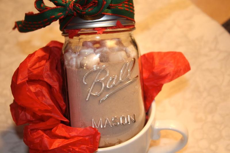 Make+homemade+cocoa+for+your+friends+and+family+for+a+tasty+treat+all+season+long.+You+can+vary+each+cocoa+jar+by+customizing+the+toppings.