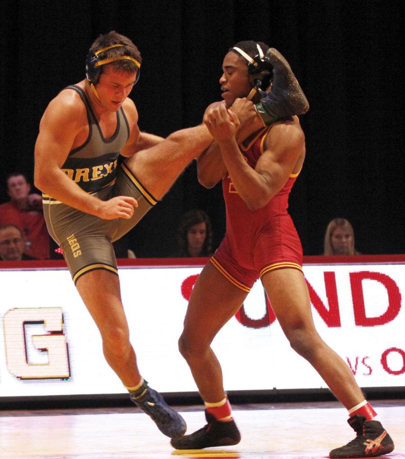 Redshirt+freshman+Lelund+Weatherspoon+attempts+to+make+Drexels+Alex+DeCiantis+fall+to+the+floor+in+their+174-pound+matchup+on+Nov.+7+at+Hilton+Coliseum.+Weatherspoon+won+the+battle+17-6+with+a+riding+time+of+3%3A09.+Cyclones+went+on+to+victory+in+the+duel%2C+winning+24-16.