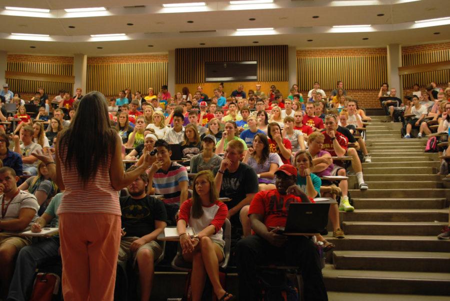 Students in Kildee Hall listen to Professor Veronica Dark in a Psych 101 lecture. Lush Auditorium, one of the larger lecture halls on campus, was packed full of students.