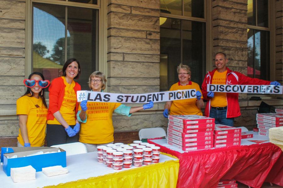 Students and other members of the College of Liberal Arts and Sciences gathered for pizza and prizes during the Picnic on the Plaza in front of Catt Hall on Sept. 8.