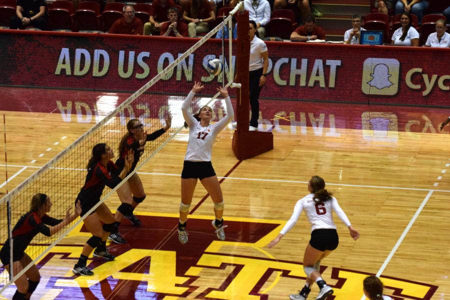 Sophomore setter Suzanne Horner sets the ball during the second set against the University of Nebraska-Omaha on Sept. 4. Iowa State defeated Omaha with a final score of 3-0.
