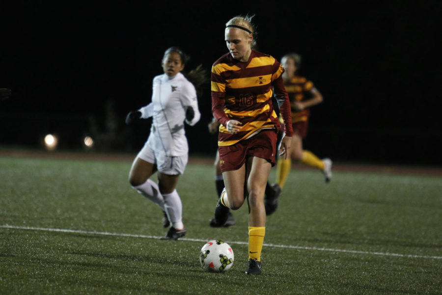 Freshman+forward+Kaley+Nieters+takes+the+ball+near+the+West+Virginia+goal+for+a+shot.+The+ISU+soccer+team+fell+to+No.+16+West+Virginia+3-0+at+their+home+match+on+Oct.+17.