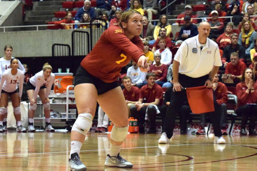 Junior+libero+Caitlin+Nolan+digs+the+ball+against+Kansas+on+Oct.+22.+Nolan+broke+the+ISU+record+and+tied+the+NCAA+record+for+digs+in+a+match+when+she+posted+43+digs.%C2%A0