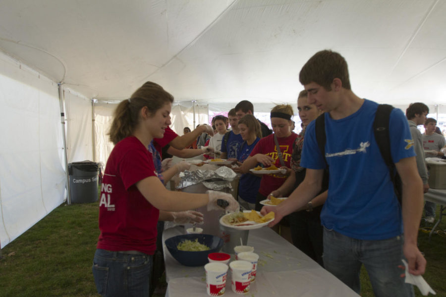 Students receive catered food from La Fuente during the Oct. 22 lunch on Central Campus. The ISU Alumni Center is offering lunch on campus all week for $5 in celebration of Homecoming.
