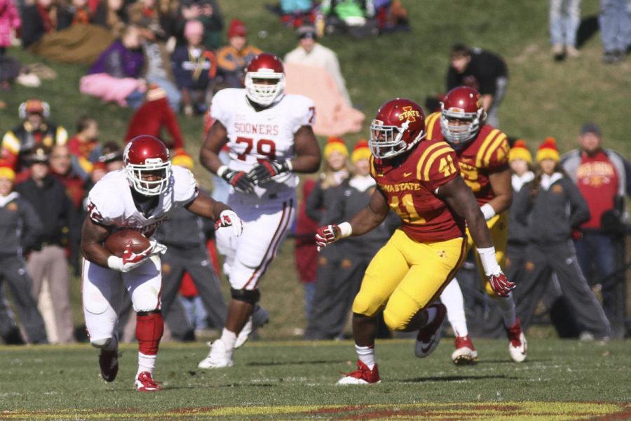 Senior tight end E.j.Bibbs runs after an Oklahoma player on Nov .1 at Jack Trice Stadium. The Cyclones suffered their 16th straight loss to the Sooners with a final score of 59-14. The Cyclones allowed 751 yards of offense to Oklahoma.