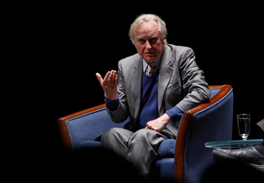 Richard Dawkins explains the process of convergent evolution to an audience at Stephens Auditorium on Nov. 17. Though his education is in zoology, he has become an proponent of atheism and founds his world view in what he can observe.