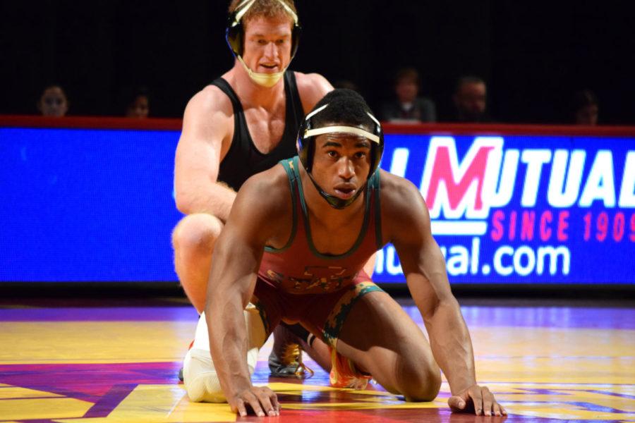 Redshirt+sophomore+Lelund+Weatherspoon+prepares+to+start+a+period+in+his+match+against+Nolan+Boyd+of+Oklahoma+State+on+Jan.+25.