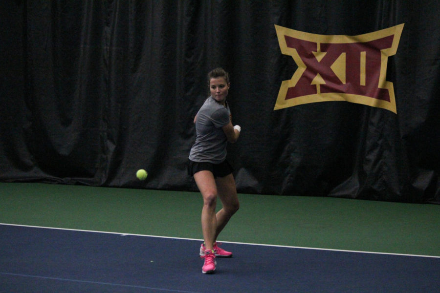 Sophomore+Natalie+Phippen+prepares+to+return+the+ball+to+her+Oklahoma+opponent+on+Feb.+22%2C+2015.+The+Cyclones+lost+4-2.