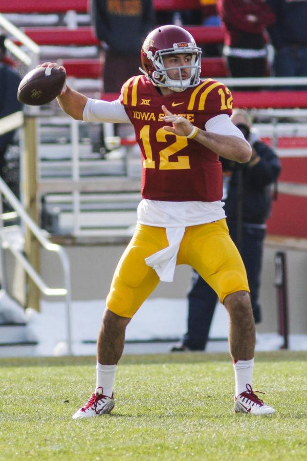 Redshirt+junior+quarterback+Sam+Richardson+looks+for+a+receiver+against+West+Virginia+on+Nov.+29+at+Jack+Trice+Stadium.+The+Cyclones+fell+to+the+Mountaineers+37-24.+Richardson+had+275+passing+yards+in+the+game.