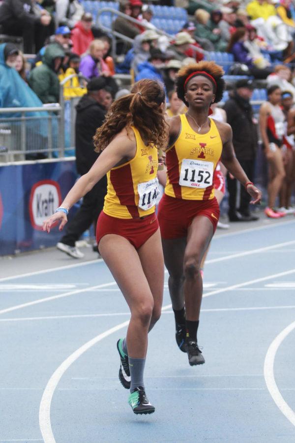 Senior Kendra White passes off the baton to junior Alyssa Gonzalez during the womens 4x400-meter relay at the Drake Relays on April 24. White and Gonzalez are entering the Big 12 Outdoor Championship this weekend after setting a combined three personal records at the Musco Twilight on May 2. 