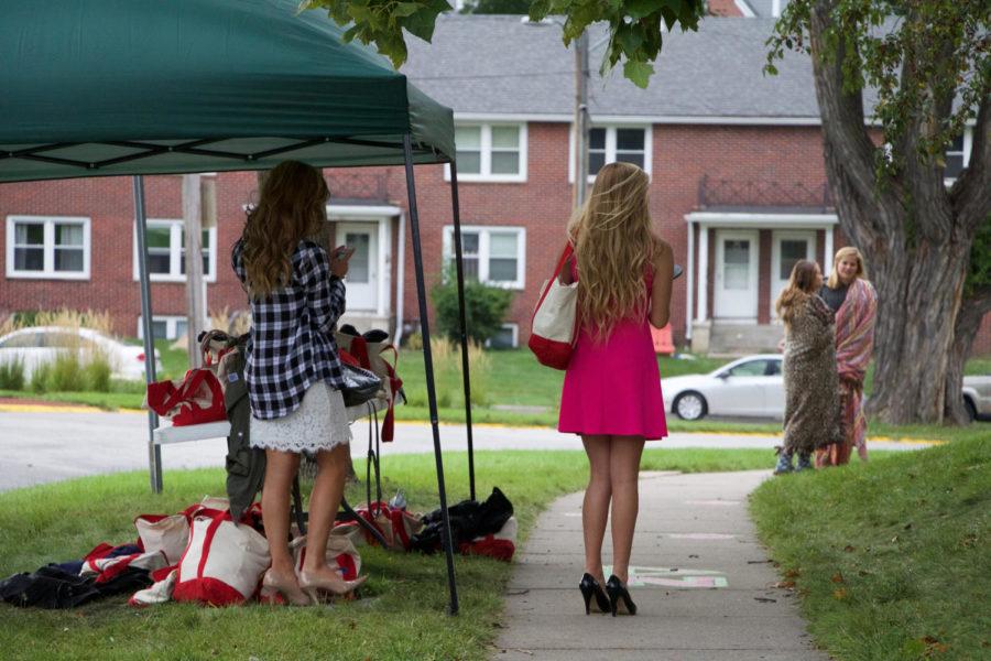 Students stand outside Delta Zeta on Aug. 19., the last full day of recruitment. 