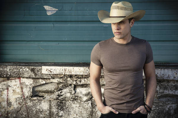 Dustin Lynch performs Tuesday night as part of CALS week.