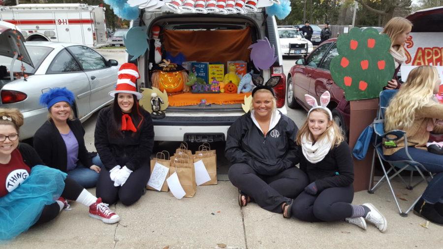 Members+of+Kappa+Alpha+Theta+participate+in+Spooktacular+Trunk+or+Treat%2C+a+program+put+on+by+Community+Housing+Initiative+with+the+help+of+the+LAS+Leadership+Studies+Program+on+Thursday.
