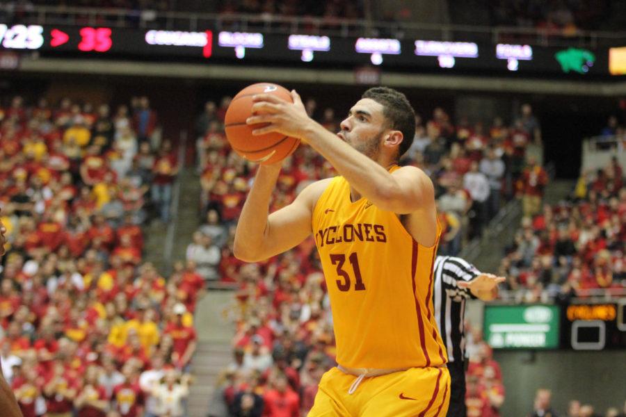 Georges+Niang%2C+senior+forward%2C+prepares+to+shoot+at+the+mens+basketball+game+against+Chicago+State+on+Nov.+16.+Iowa+State+won+106-64.