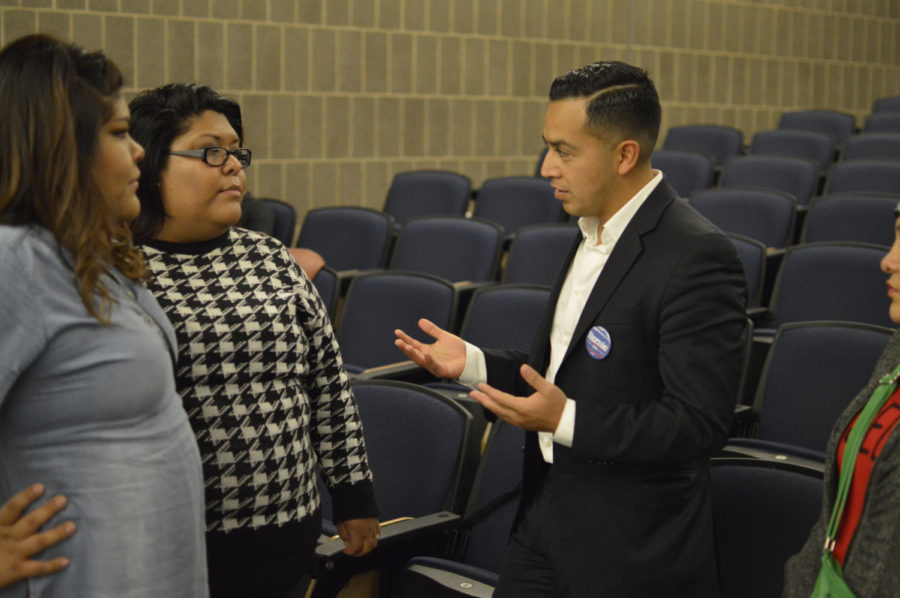 Cesar Vargas, Latino outreach adviser for the Bernie Sanders campaign, speaks to students in Carver Hall on Saturday.